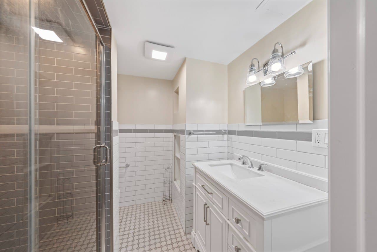 561 Grand Ave — 12.jpg